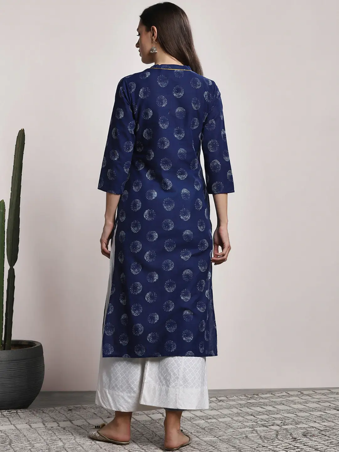 https://shoppingyatra.com/product_images/fa518db3-38aa-4f0f-be77-d6e09b70f0591549969356137-Printed-Band-Collar-Straight-Fit-Kurta-With-34th-Sleeves-479-4 (1).webp